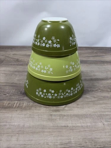 Pyrex Spring Blossom Set of 3 Nesting Mixing Bowls Small Fower Motif Great Color
