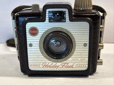 VINTAGE KODAK BROWNIE HOLIDAY FLASH CAMERA w/Neck Strap Dakon Lens UNTESTED