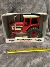 Ertl IH 1568 Tractor V8 Series USA 1/16 IH 4602