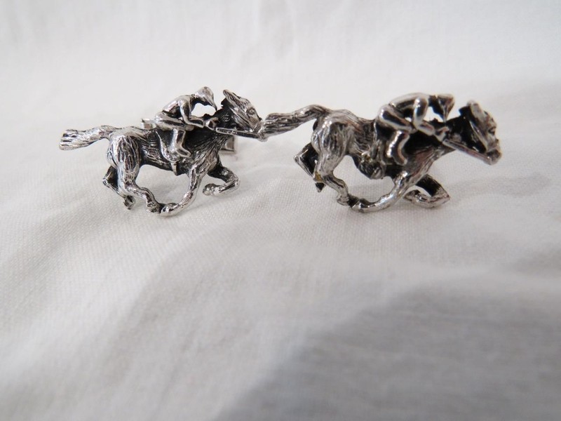SILVER TONE THOROUGHBRED RACEHORSE WITH JOCKEY CUFF LINKS