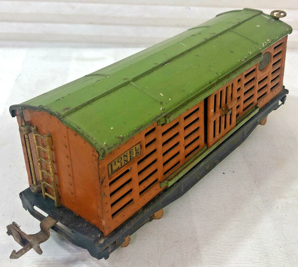 Prewar LIONEL No. 813 CATTLE CAR – Orange w/ Green Roof - O Gauge - Image 3 of 4