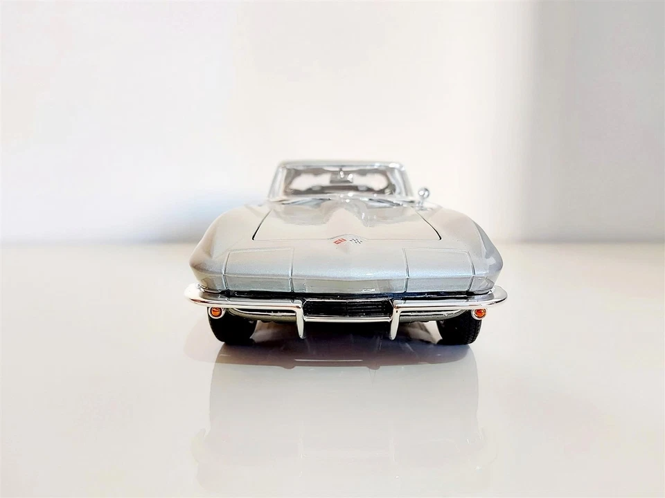 Chevrolet Corvette Grigio Metallizzato del 1965 - 1/18 Maisto - Immagine 2 di 4