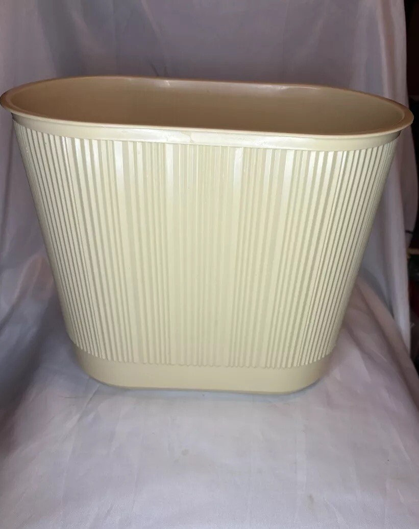 Vintage Rubbermaid Beige Waste Basket Trash Can 2954 12” x 10.5” x 7”
