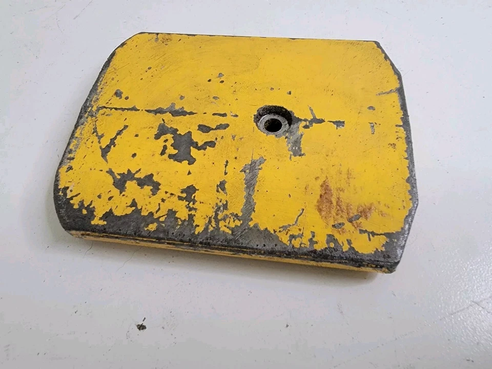 Placa de cubierta de motosierra McCulloch Pro MAC 10-10 FABRICANTE DE EQUIPOS ORIGINALES PIEZA DE METAL AMARILLO Foto 3 de 4