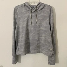 Vuori Halo Essential Women’s Long Sleeve Shirt Hoodie L Gray Camo Crop