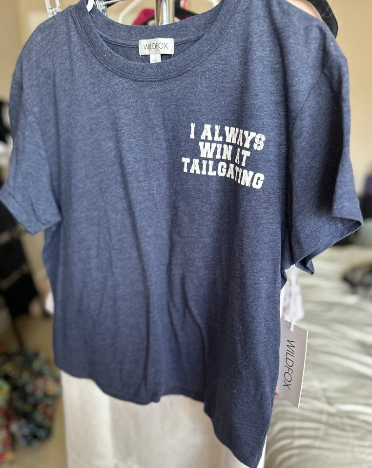 ¡NUEVO CON ETIQUETAS! Camiseta gráfica WILDFOX Tailgate with Me TALLA L Foto 3 de 4