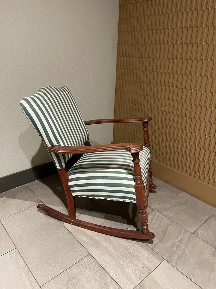 Mecedora antigua tapizada a rayas verdes y blancas (solo recogida local) Foto 2 de 4