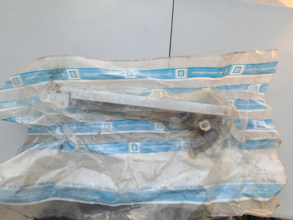 GM NOS 1992-98 Buick Skylark Front Side Door Window Regulator Assembly 16621658 - Image 3 of 3