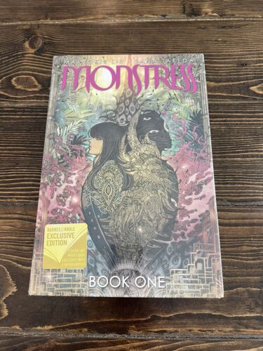 Monstress Book 1 firmato (esclusiva Barnes & Noble) copertina rigida con cartoline sigillate - Foto 1 di 5