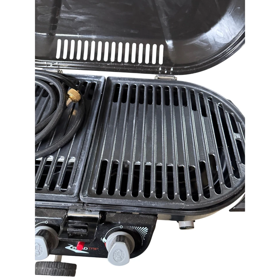 Parrilla portátil Coleman RoadTrip® X-Cursion de 2 quemadores de gas propano en azul  Foto 3 de 4
