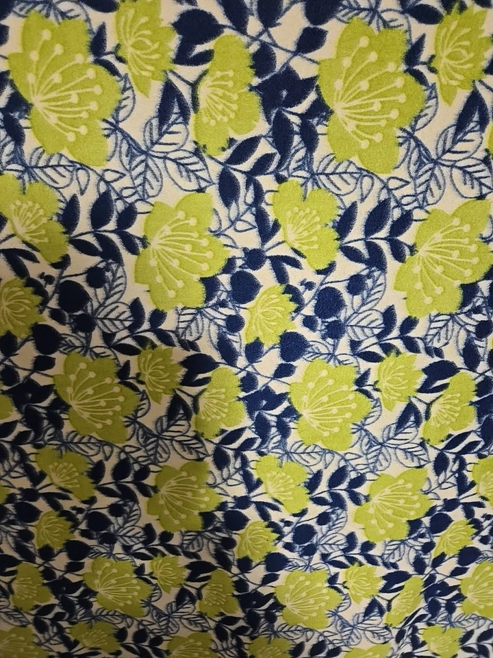 Floral Flower Print Fleece Fabric - 60"x 42" -remanent - Image 2 of 2