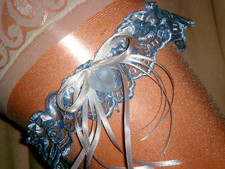 Podwiązka ślubna dla panny młodej jasnoniebieska biała SB0054