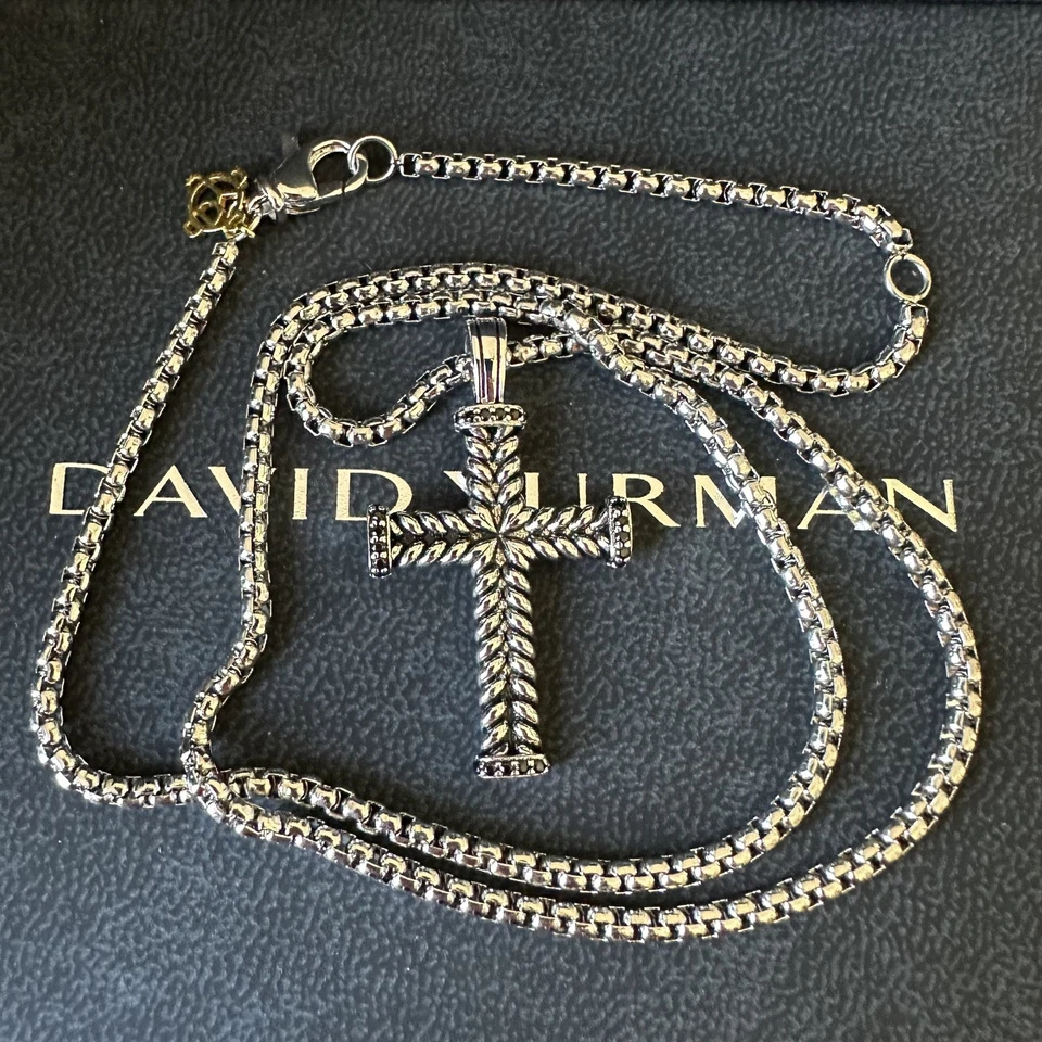 Colgante y cadena cruz Chevron de plata de ley David Yurman 60 cm Foto 4 de 4
