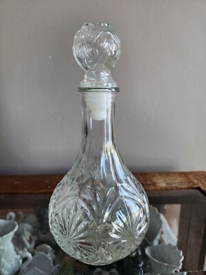 Anchor Hocking Clear Glass Decanter and Stopper   Medallion Clear Pattern   9 ''