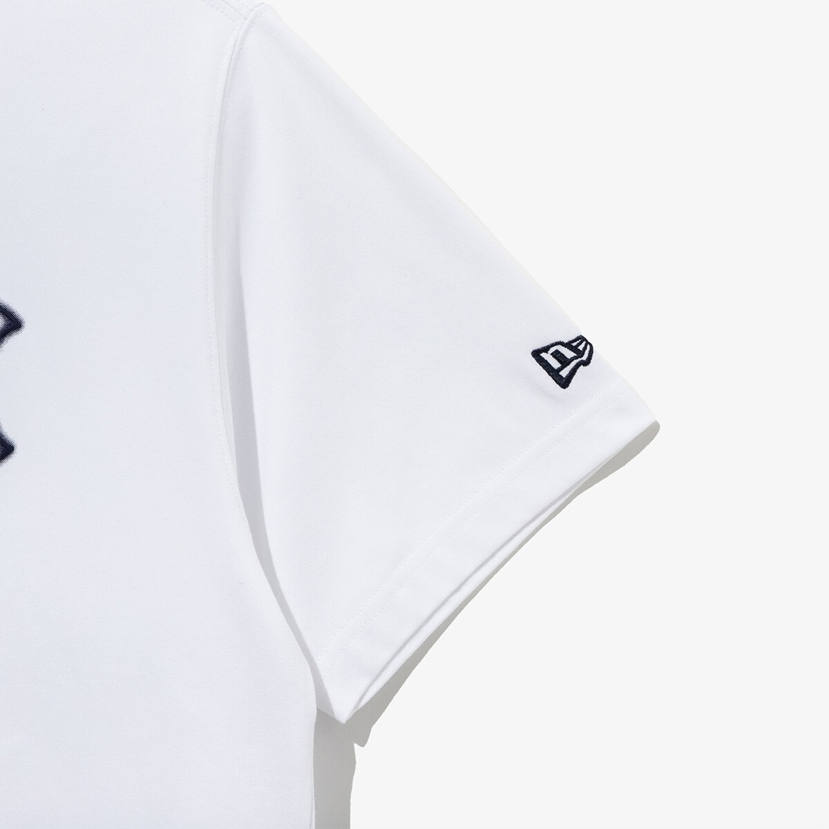 ■New Era■ MLB New York Yankees Neon Logo T-Shirt White 145 New Era 2025 MLB New York Yankees Neon Logo T-Shirt, White
