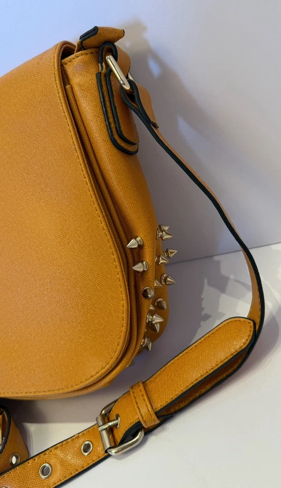 Bandolera amarilla con tachuelas - Cartera estilo silla de montar de cuero sintético Foto 2 de 4