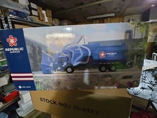 Republic Services Garbage Truck  Front Loader LIGHTS & SOUNDS 25th Scale