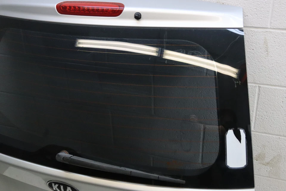 Conjunto de puerta levadiza maletero trasero Kia Rondo 2007-2012 usado OEM 737001D050 Foto 4 de 4