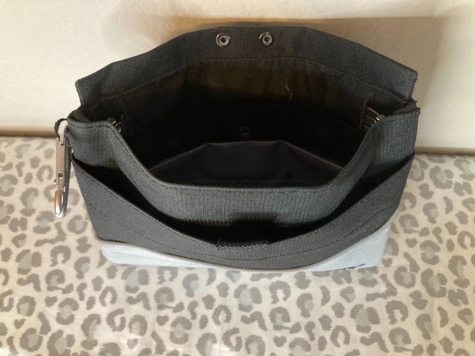 Сумка для лакомств PetSafe спортивная (черная) - помощь для дрессировки собак/щенков 2 кармана + карабин - Изображение 3 из 4