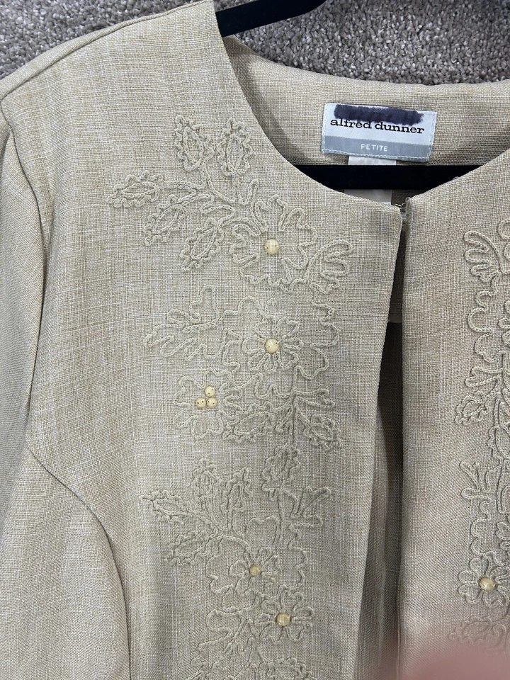 Blazer Alfred Dunner Mujer 16 Pequeño Beige Bordado Floral Gancho y Ojo Chaqueta Foto 4 de 4