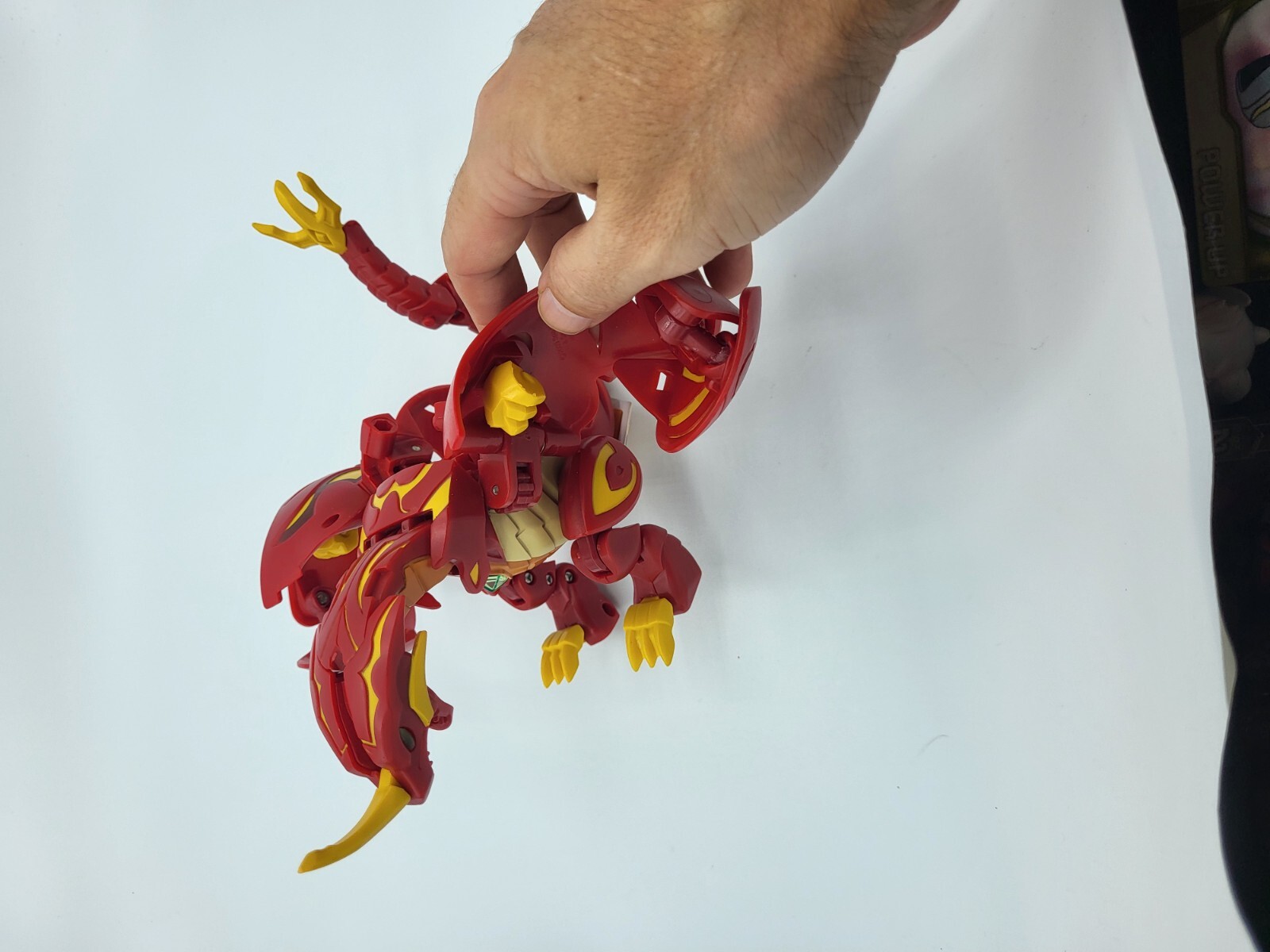 Bakugan Gundalian Invaders – Bakumorph Neo Dragonoid Rosso – Giocattolo Che Si Apre Automaticamente, 14 Cm