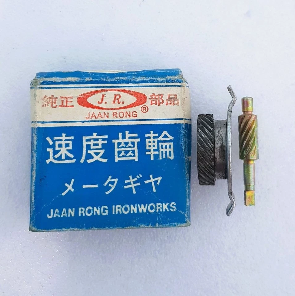 NOS SUZUKI GP100 GP125 SPEEDOMETER GEAR PINION - Image 3 of 4