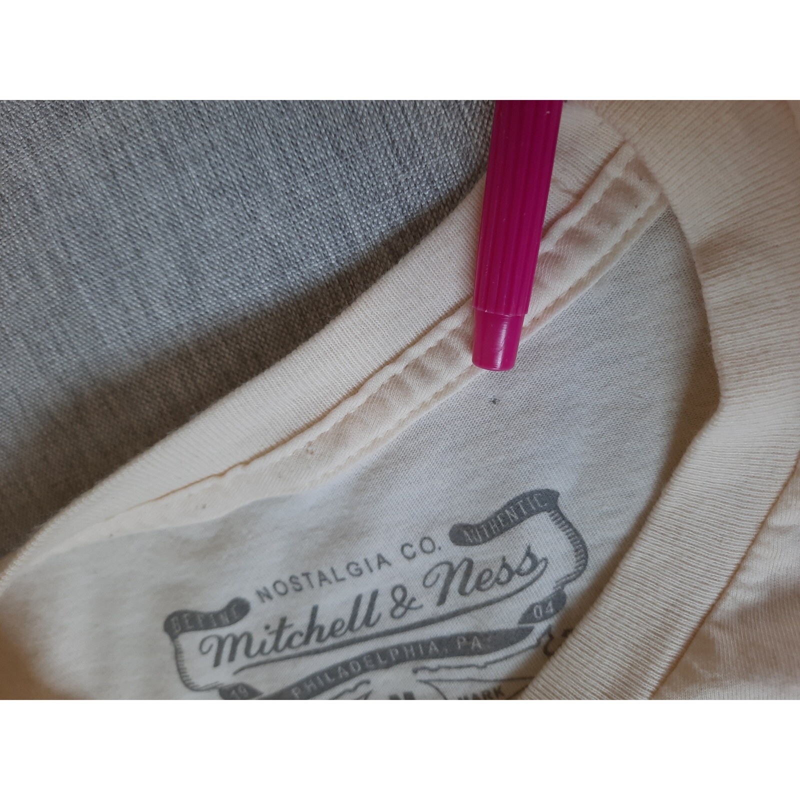 T shirt Mitchell & Ness NBA uomo media logo artistico Chicago Bulls tre in fila SS