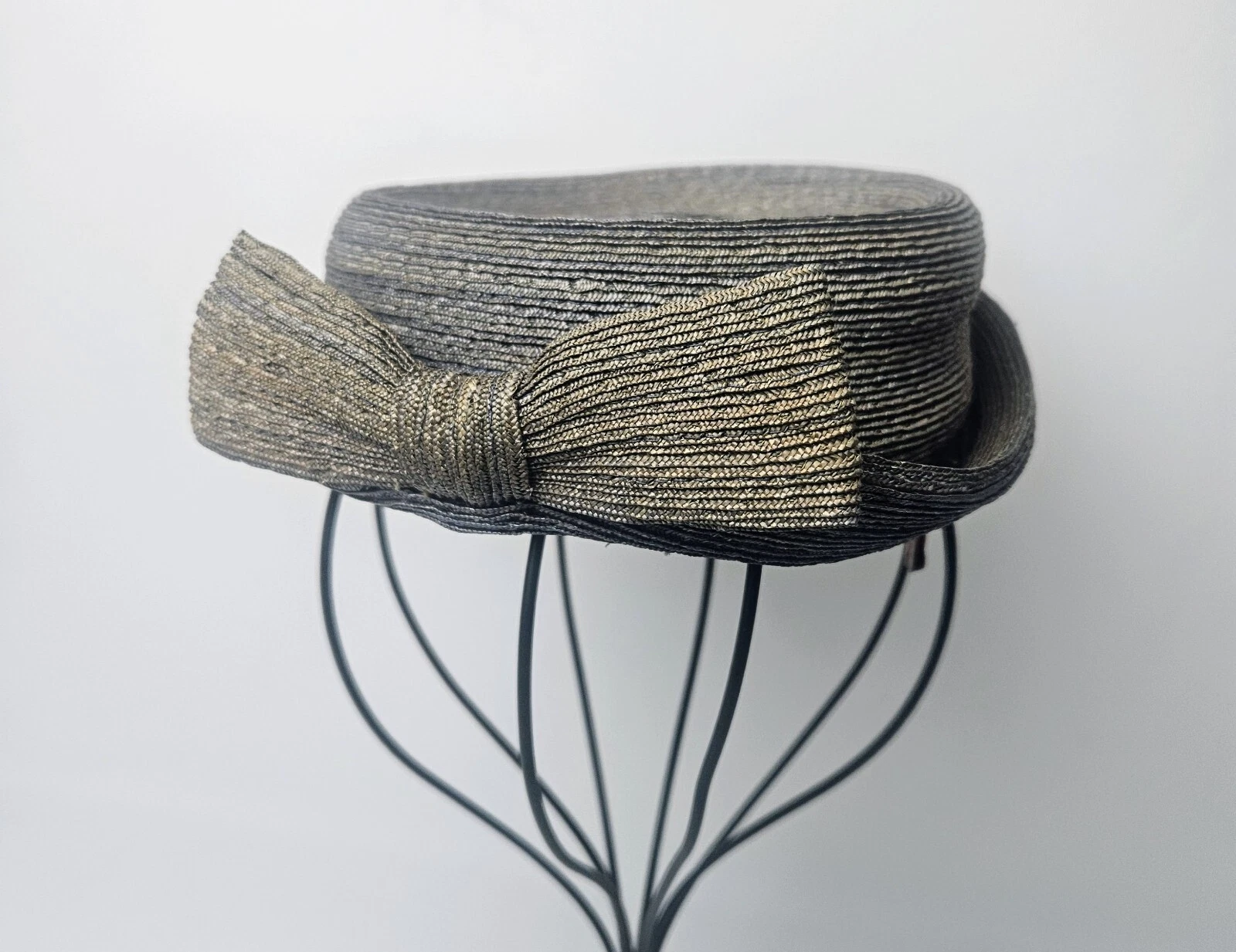 Chapeau femme vintage Christian Dior breton tissé bleu marron paille fine peignes à cheveux arc