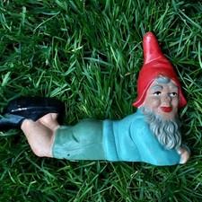 Alter kleiner Gartenzwerg liegend, 60er Jahre...
