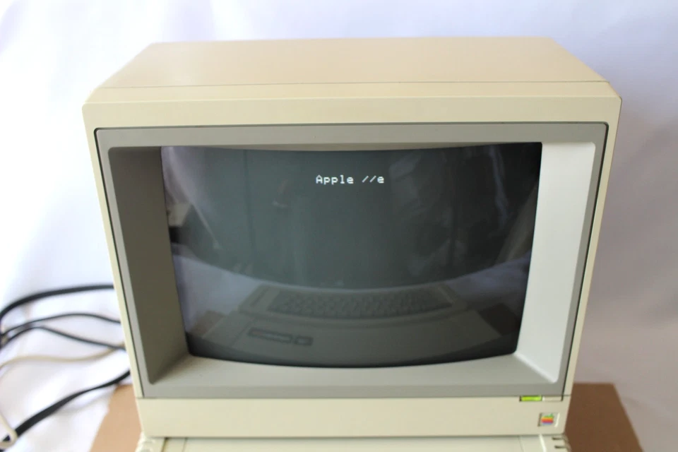 COMPUTADORA APPLE IIe modelo:A2S2064 con caja original-para repuestos/reparación o RESTAURACIÓN Foto 4 de 4