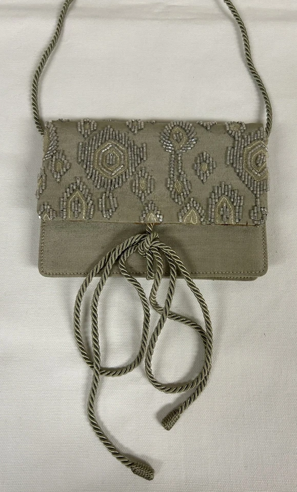 Bandolera Giorgio Armani pequeña (6x4,5”) con cuentas correa y corbata Foto 2 de 4