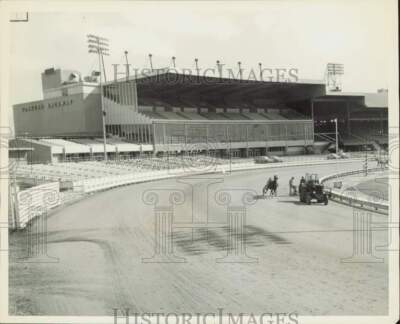 Press Photo Harness Racing Horse & Jockey Train at Yonkers Raceway - afa43365