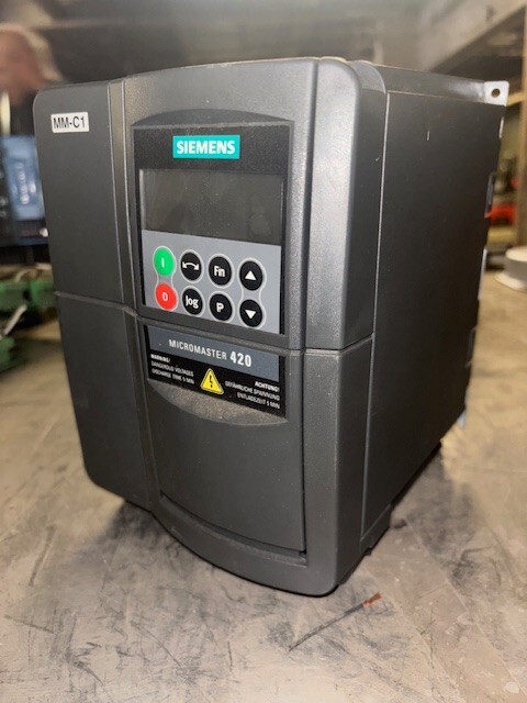 Inverter Di Frequenza Siemens Serie 420, 6SE6420-2UD22-2BA1, 2.2kW, 380V, Usato In Buone Condizioni