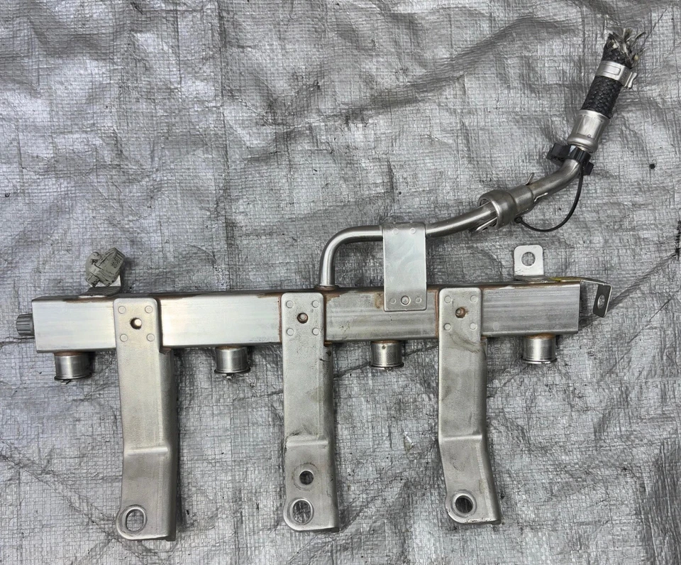 Chevrolet Sonic 2012-2018 1,8 L carril de motor riel de combustible 25186074 OEM Foto 4 de 4