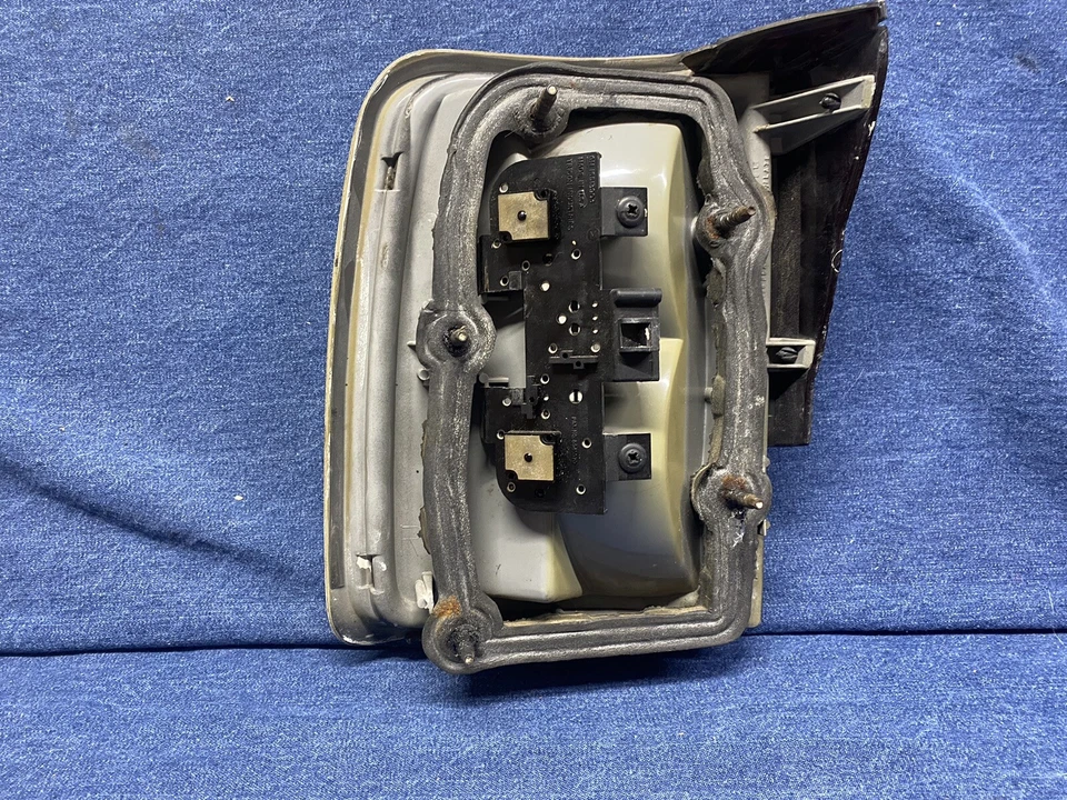 Conjunto de luz trasera derecha Oldsmobile 98 Ninety-Eight Regency 1991 1992 1993 bonito Foto 4 de 4