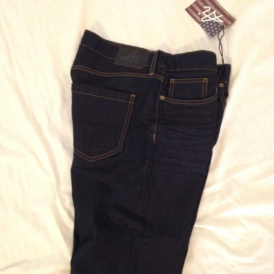 Ai/Authentic Icon: Pantalones de mezclilla de enjuague/lavado de resina índigo para hombre con costuras doradas en la parte superior Foto 2 de 4