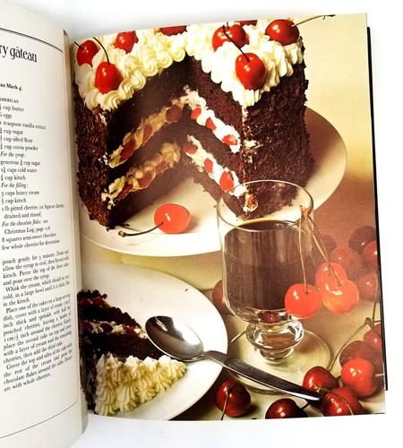 Larousse Classic Desserts, Traditional, seasonal or festive, for every occasion - Picture 8 of 14