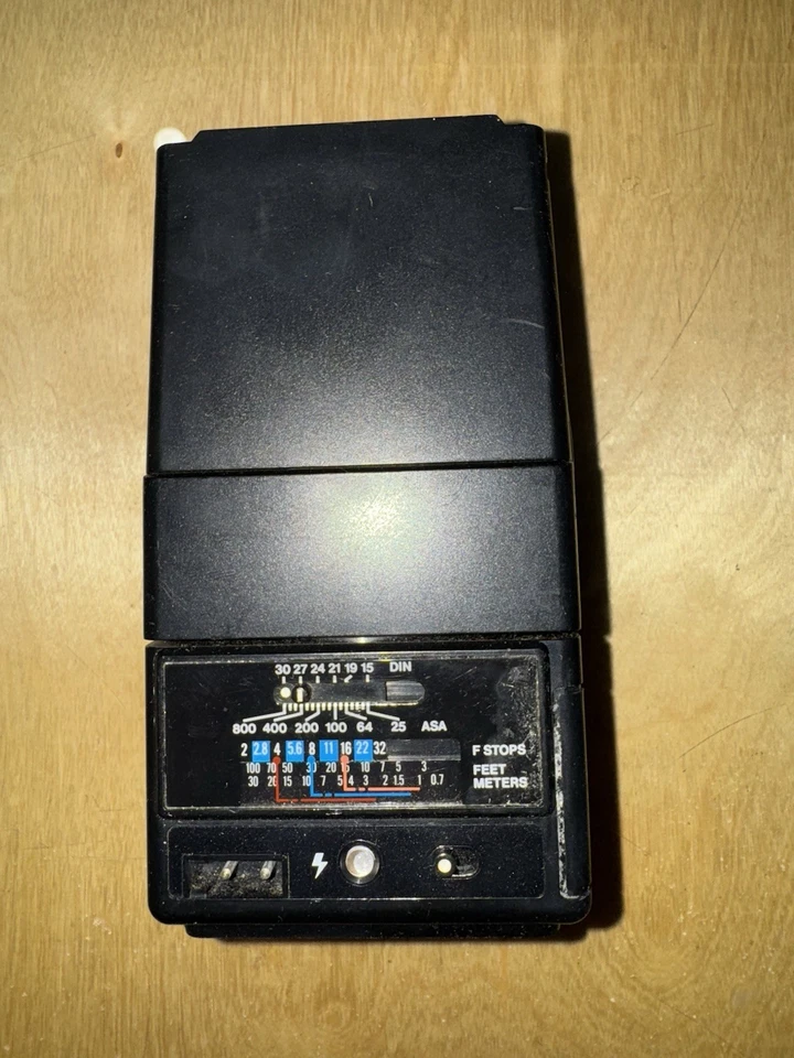 Vivitar Auto Thyristor 3700 Camera Flash Photography  Equipment - Image 2 of 4