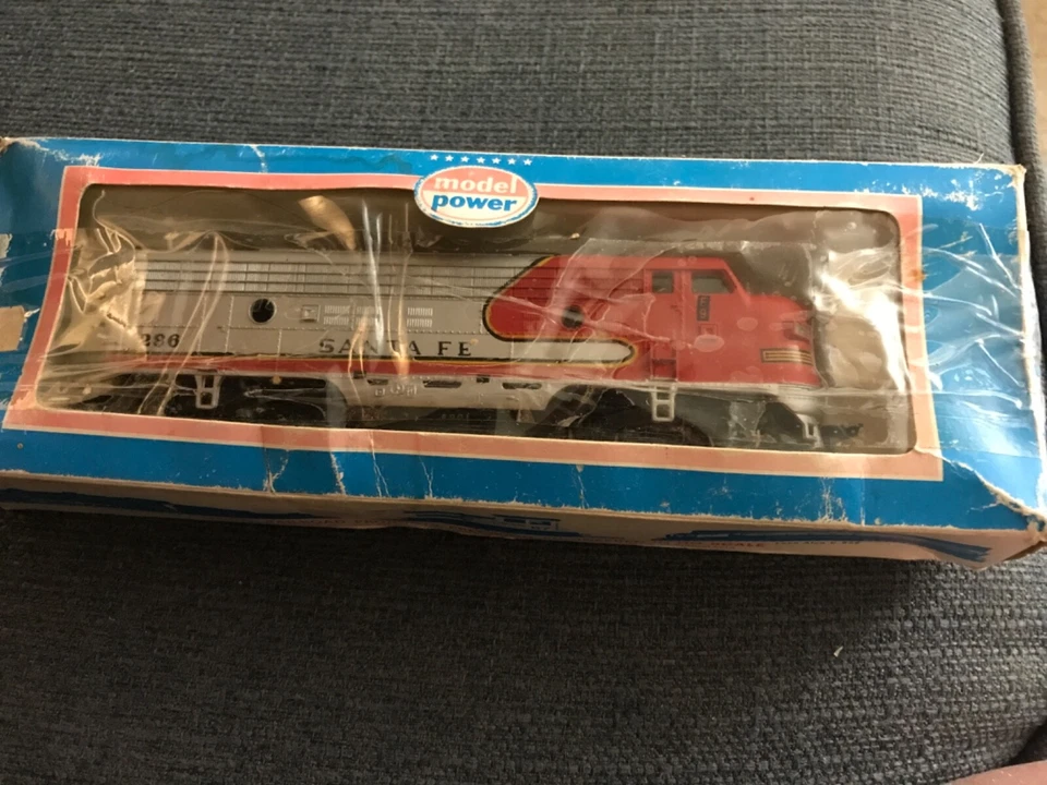 HO Scale Model Power, F7-A Diesel Locomotive, Santa Fe Warbonnet Red/Silver New - Image 2 of 2