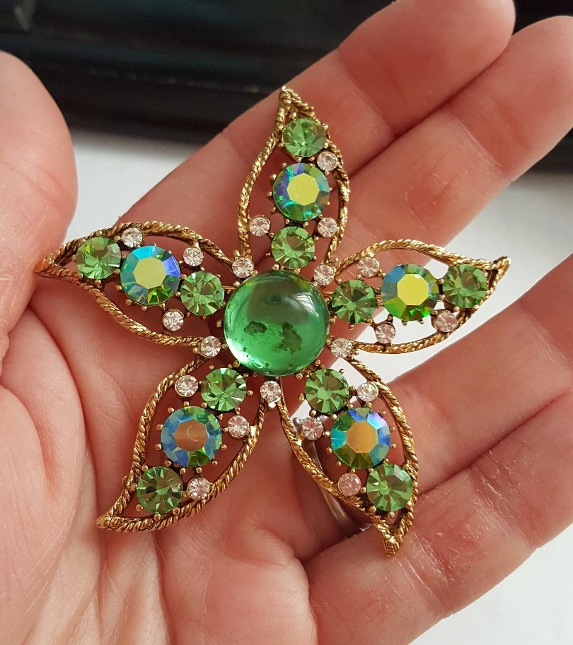 Weiss blue 2024 rhinestone brooch