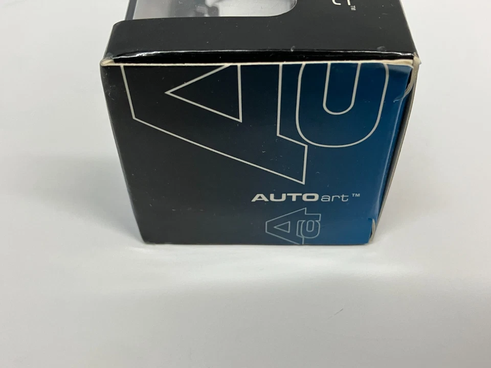 1:64 AUTOart PORSCHE 911 GT23 RS 2004 (WHITE) Red wired stripe on two sides - Image 4 of 4