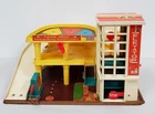 Z-310 VINTAGE 1972 FISHER-PRICE LITTLE PEOPLE PLAY FAMILY PARKING RAMP PLAYSET!
