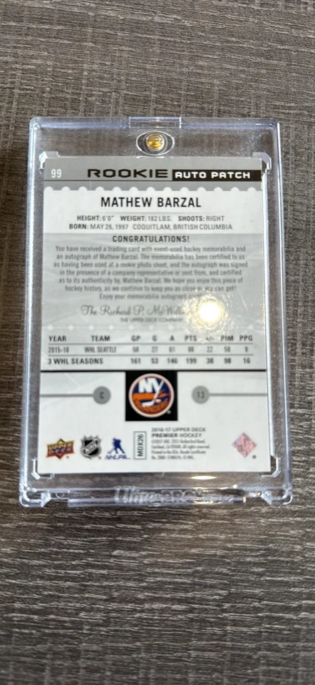 Parche autógrafo de novato Mathew Barzal Premier 2016-17 Upper Deck/299 Islanders Foto 2 de 3