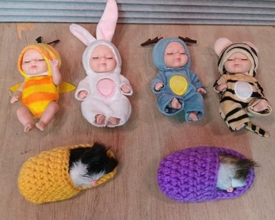 Lot of 6 Mini Babys Sleeping Dolls 4 Babies W Costumes 4''-5'' & 2 Kittens 3.5''