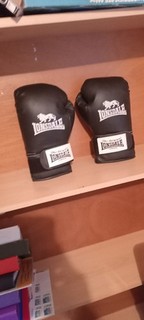 Lonsdale Junior boxing gloves 10 0z. black.