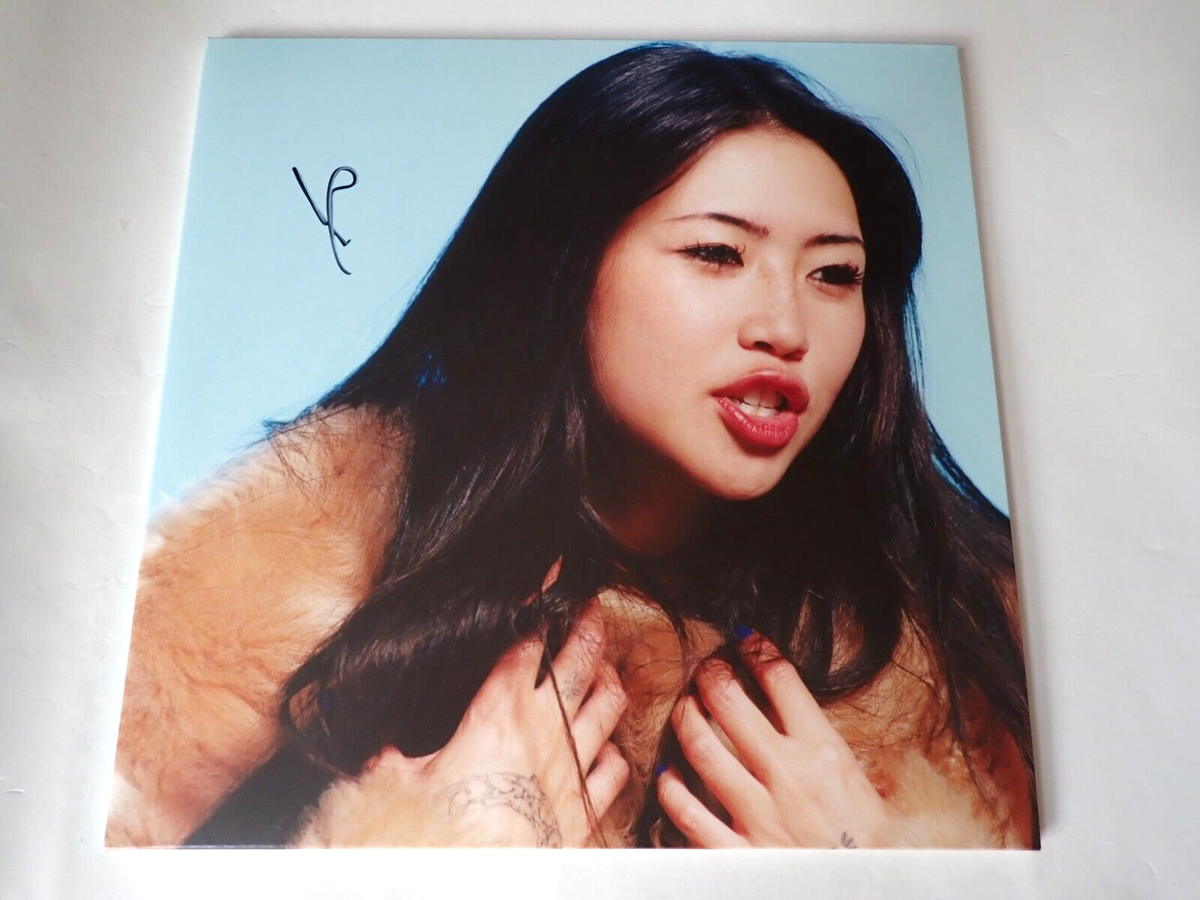 BEABADOOBEE - THIS IS HOW TOMORROW MOVES ** SIGNED** LTD BLUE