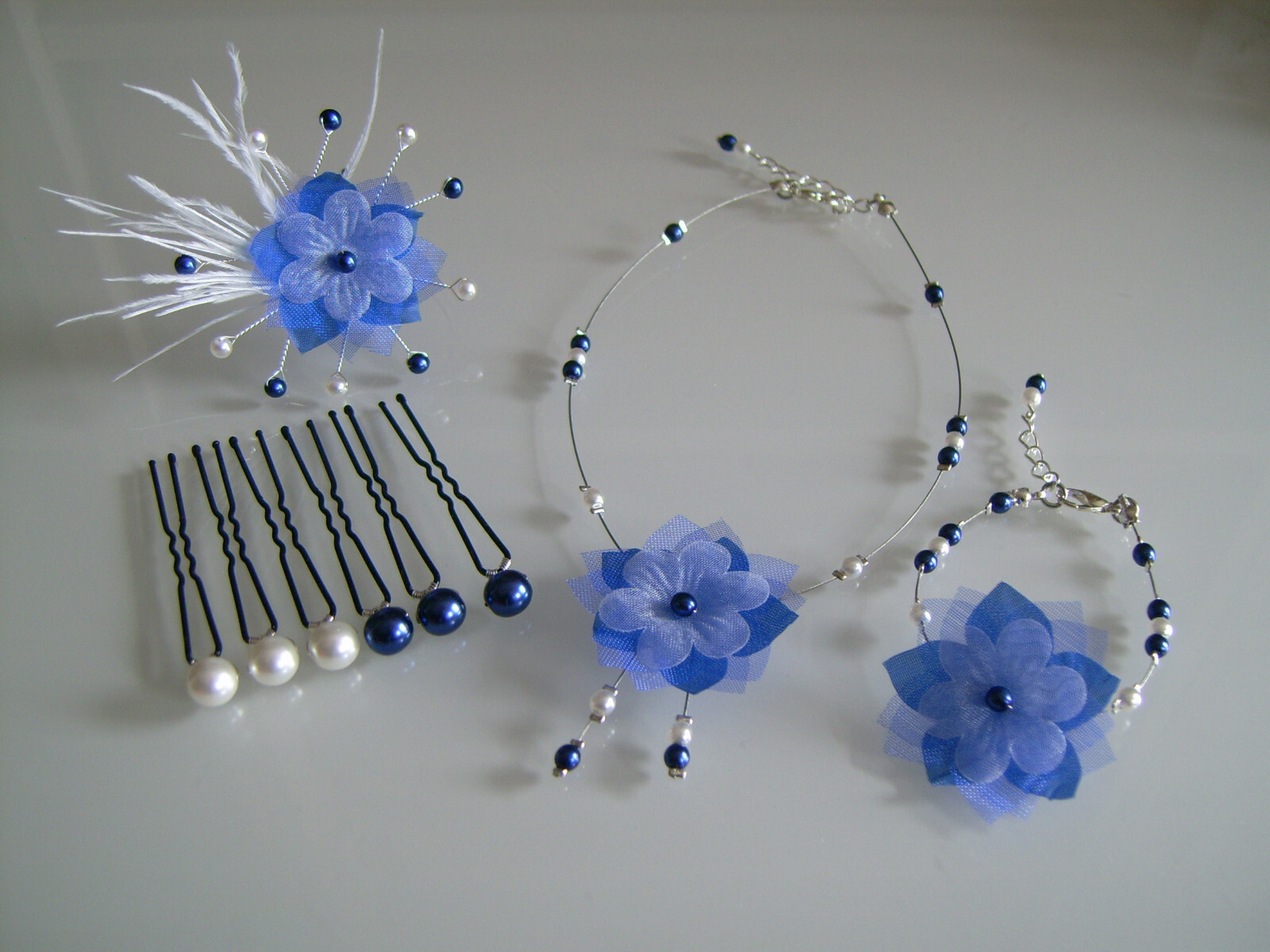 Parure enfant fille bleu roi et blanc avec collier, bracelet et pic à cheveux