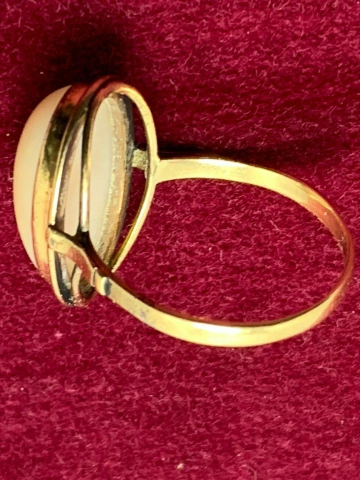 One Of A KIND. ANTIQUE 14K YELLOW GOLD ANGEL SKIN CORAL LADIE'S RING SIZE 9 - Image 2 of 4