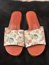 Monarca Leather & Wood Women’s Sandals  With Flower Accents Size 6