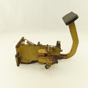 Caterpillar Hydraulic master Cylinder Assembly W/Pedal From a M350 Forklift